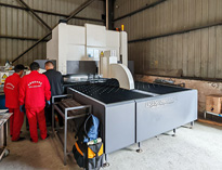 香蕉成人电影斥巨資購進業內先進智能柔性折彎設備